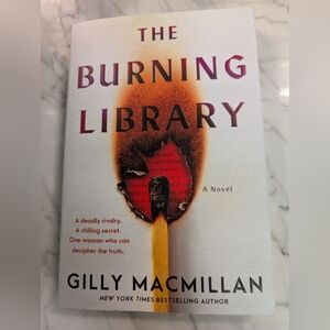 📚 "The Burning Library" Softcover Thrilling Novel by Bestseller Gilly Macmillan